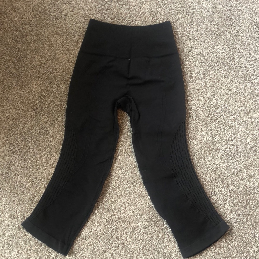Lululemon Charcoal HighWaisted 19” Leggings Size 4